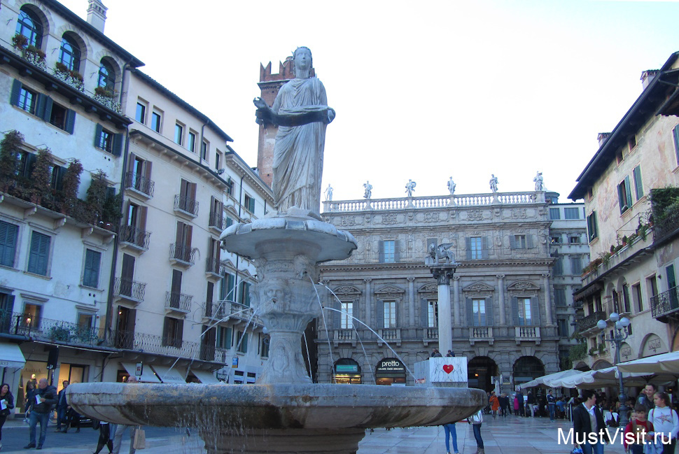 Город Верона. На дальнем плане - колонна, которую венчает фигура льва, символа Венеции.