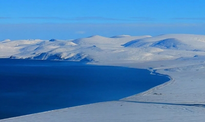 Незамерзающее кратерное озеро Эльгыгытгын