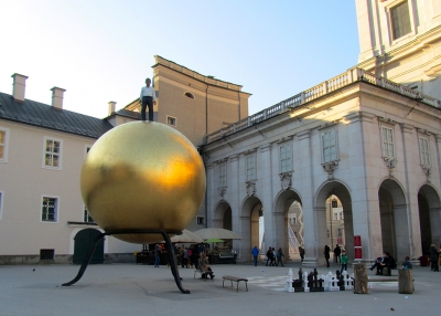 Памятник Паулю Фюрсту (Человек на шаре) в Зальцбурге 