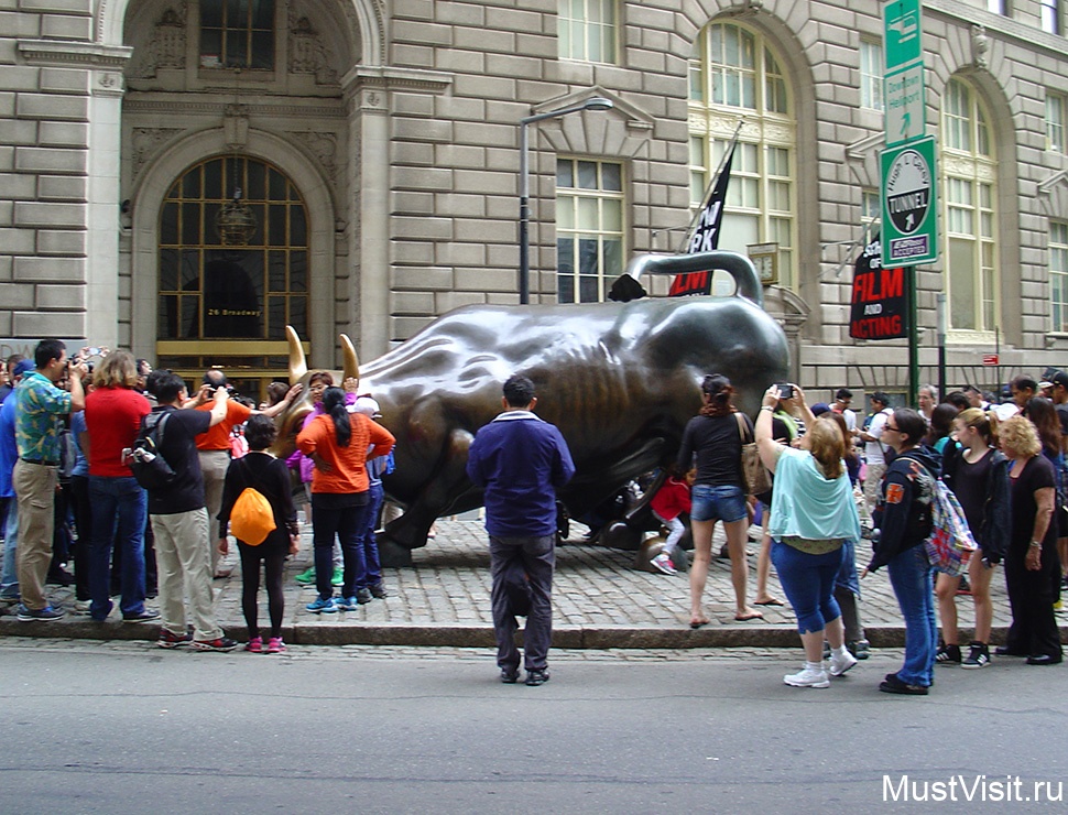 Атакующий бык в Нью-Йорке