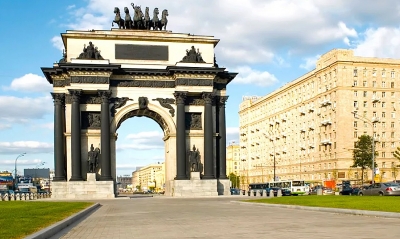 Триумфальные ворота на Кутузовском проспекте в Москве
