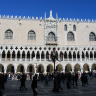 Дворец дожей (Palazzo Ducale)  в Венеции, портик с аркадой из 36 колонн. Две колонны слева, отличные по цвету - место, с которого зачитывались смертные приговоры.