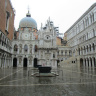 Дворец дожей в Венеции, внутренний двор, два колодца. На заднем плане стена, за которой - Собор Святого Марка.