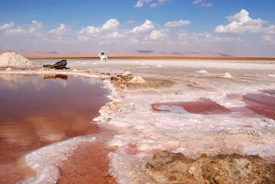 Соленое озеро в пустыне Шотт-эль-Джерид