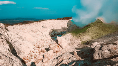 Фумарольное поле вулкана Менделеева о. Кунашир