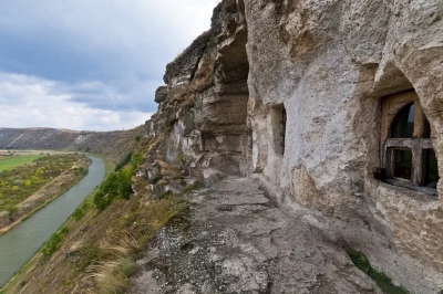Скальный монастырь Пештере в заповеднике Старый Орхей