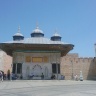 Стены дворцового комплекса, слева - имперские врата.
На переднем плане - фонтан султана Ахмеда III