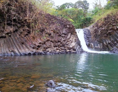 Базальтовые скалы водопада Дунсулан
