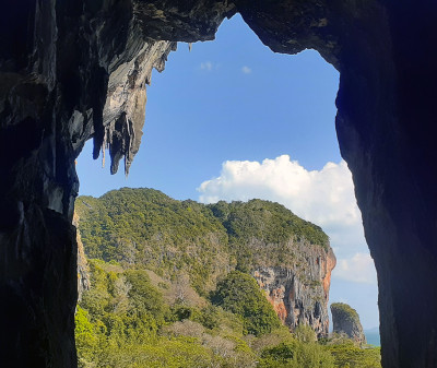 Пещера Bat Cave на Рейли