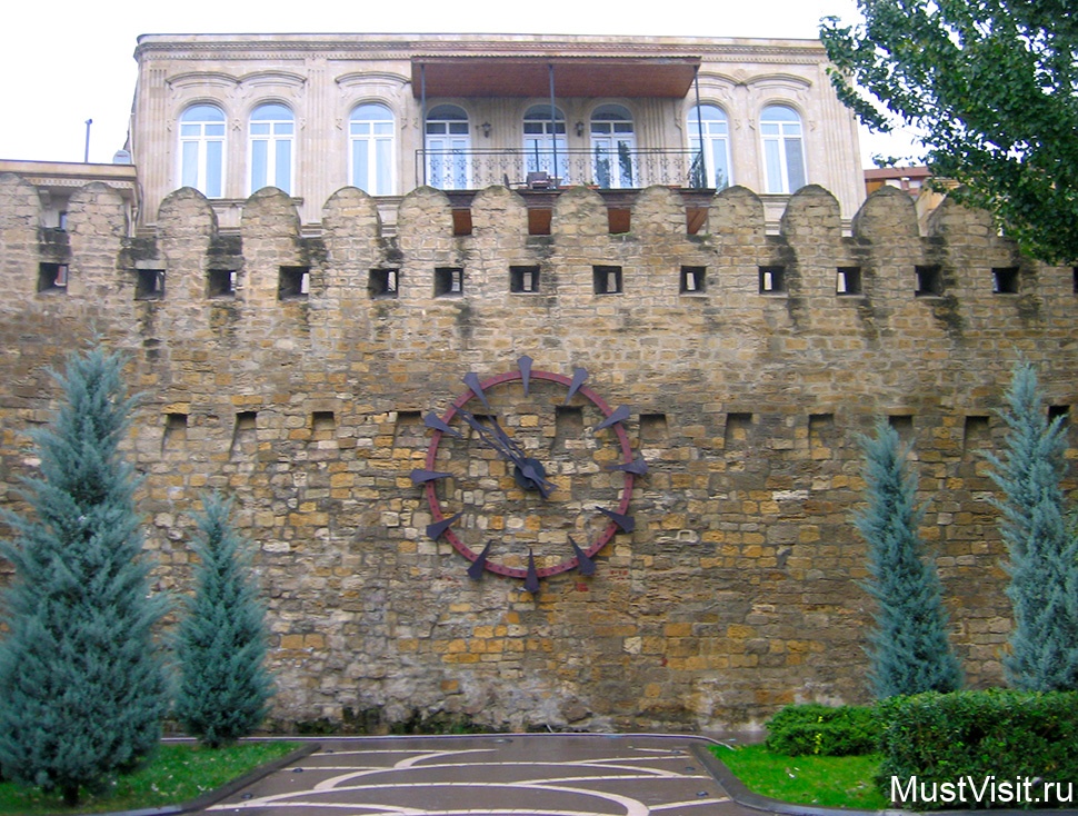 Городские часы в Баку