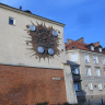 Старинные часы со знаками зодиака на городской стене