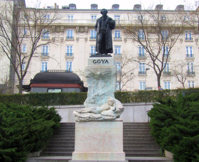 Памятник художнику Франсиско Гойе около Прадо в Мадриде