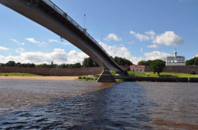 Пешеходный мост через реку Волхов в Великом Новгороде