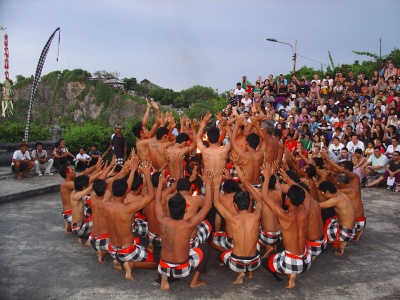 Танец Кечак у храма Пура Лухур Улувату на о.Бали