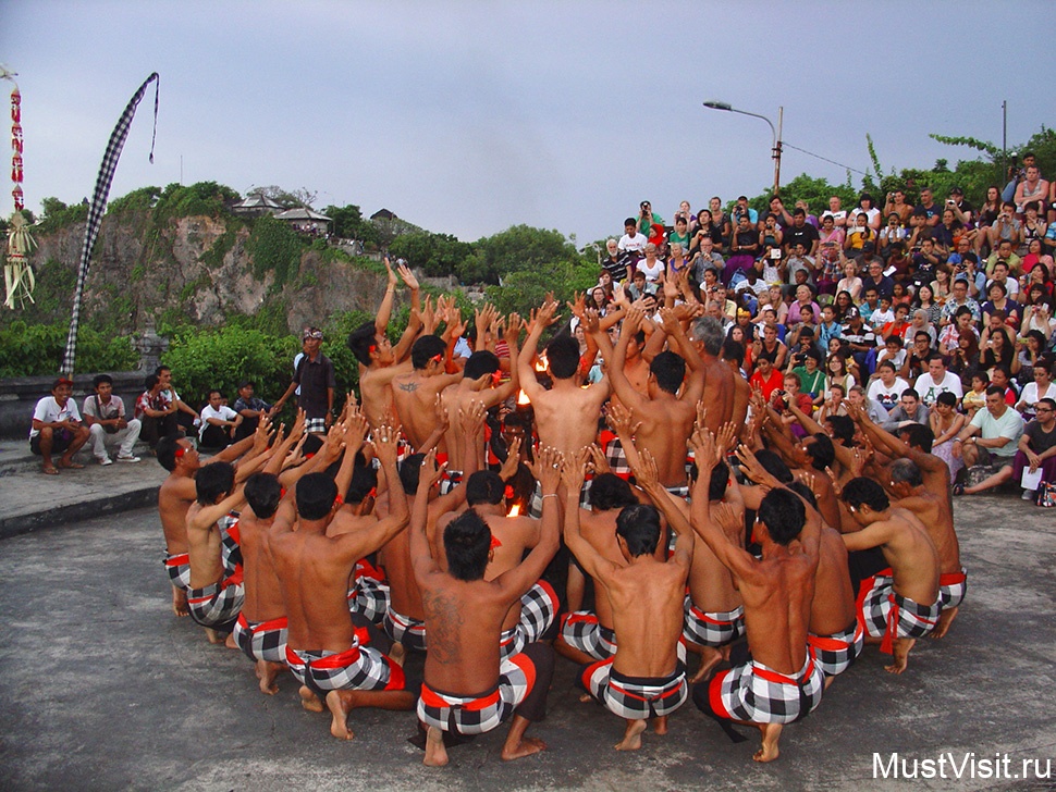 Танец Кечак у храма Пура Лухур Улувату на о.Бали