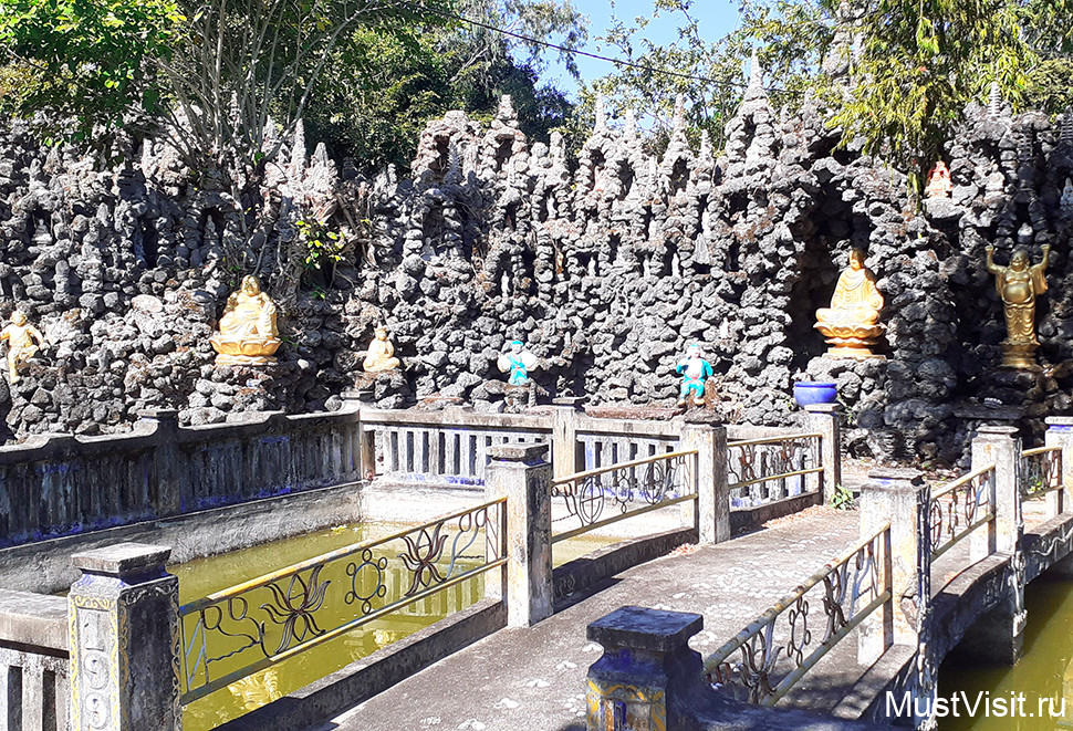Храм Ту Ван (ракушечный храм) в Нячанге