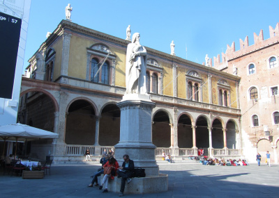 Памятник Данте в Вероне