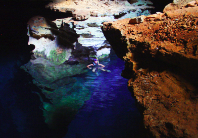 Пещера Poço Azul в парке Шапада Диамантина