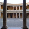 Внутренний двор дворца Карла V в Альгамбре.