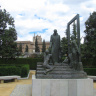 Скульптурная композиция посвящена святому Сан-Хуану-де-Диосу (San Juan de Dios), основателю Ордена Госпитальеров Святого Иоанна.