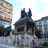 Площадь Изабеллы Католической. В центре - памятник королеве Изабелле, вручающей Христофору Колумбу указ с разрешением на знаменитую экспедицию. 