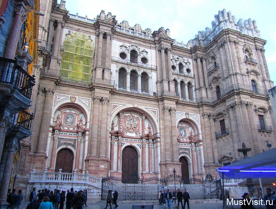 Главный фасад Кафедрального собора в стиле барокко.