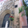 Резной портал небольшой церкви рядом с собором.