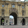Монументальные ворота внутреннего двора дворца со львами