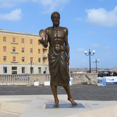 Памятник Архимеду в Сиракузах