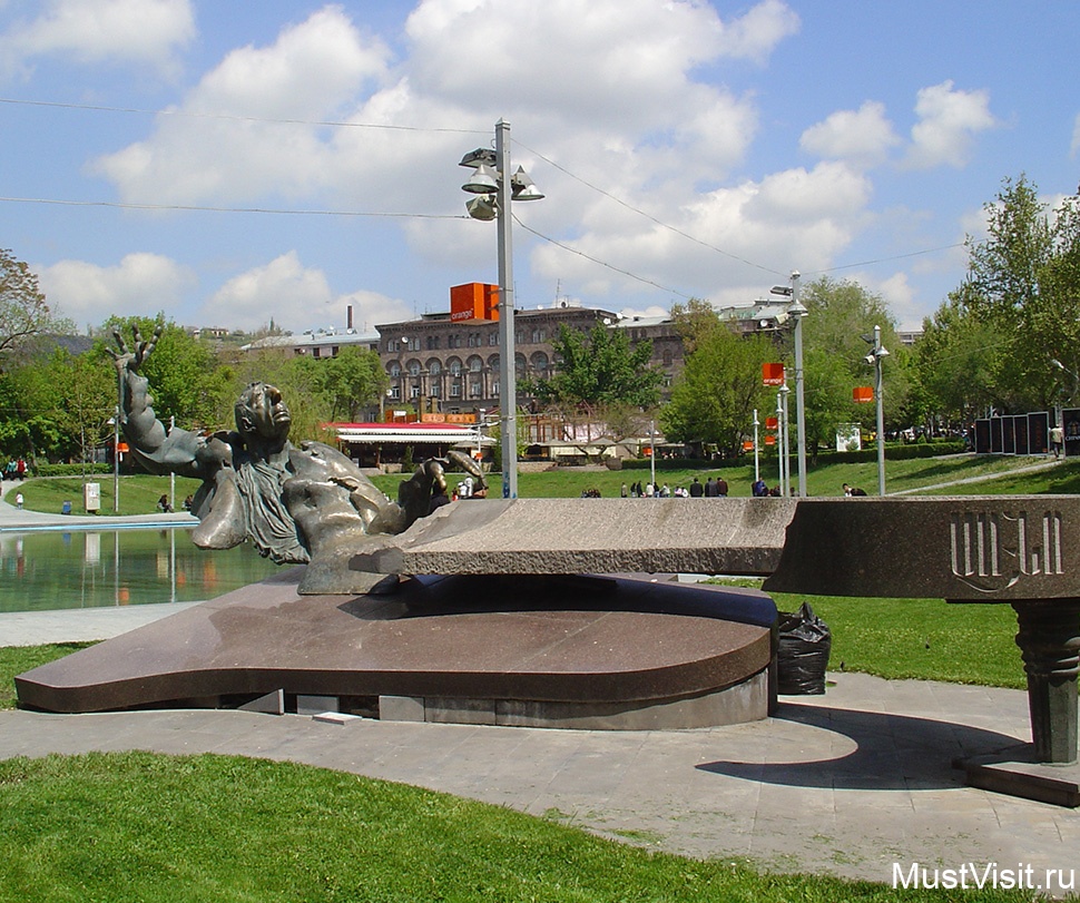 Памятник армянскому композитору Арно Бабаджаняну в Ереване