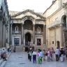 Дворец Диоклетиана в Сплите. Вид на перистиль (центральную площадь) с выходом на внутренние покои Диоклетиана.