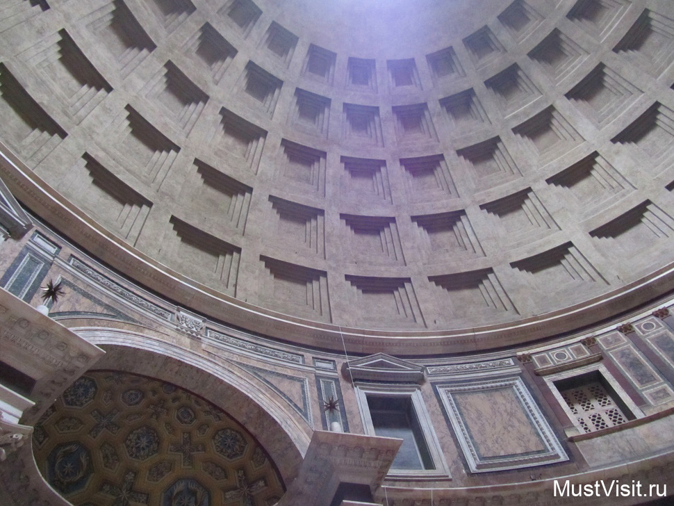 Кессонированный купол с отверстием для проникающего света в Пантеоне в Риме