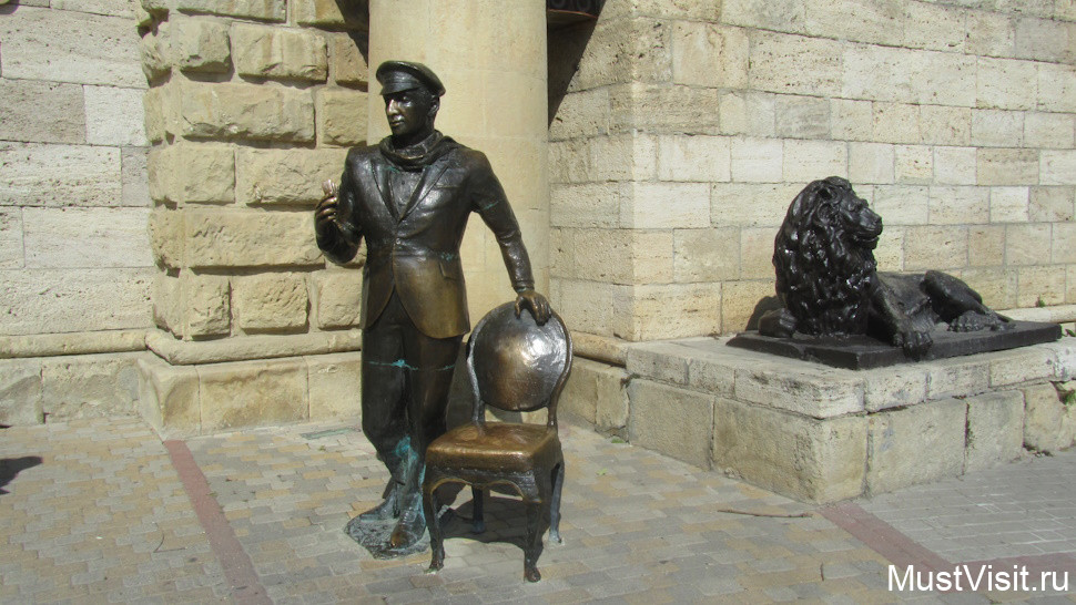 Пятигорский провал, скульптура Остапа Бендера.