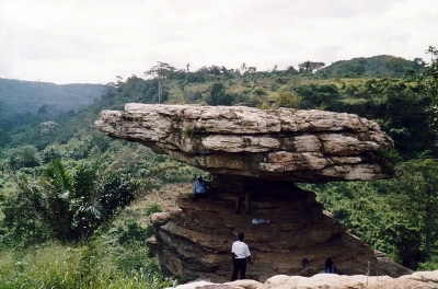 Зонтичная скала рядом с водопадом Боти
