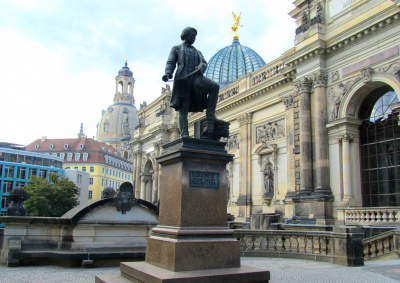 Памятник немецкому архитектору Земперу в Дрездене