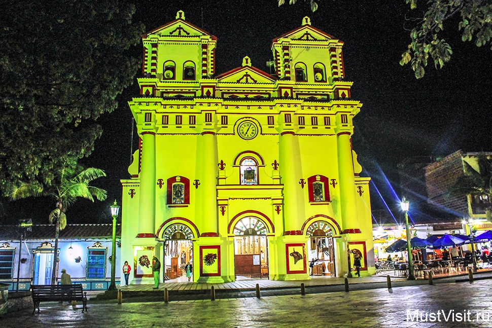 Iglesia de Nuestra Senora del Carmen в Гуатапе