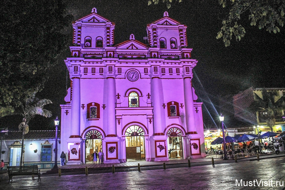 Iglesia de Nuestra Senora del Carmen в Гуатапе