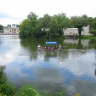 Озеро Лазенки в парке. Слева - южная (фронтальная) сторона Дворца на воде, справа - трибуны Римского театра 