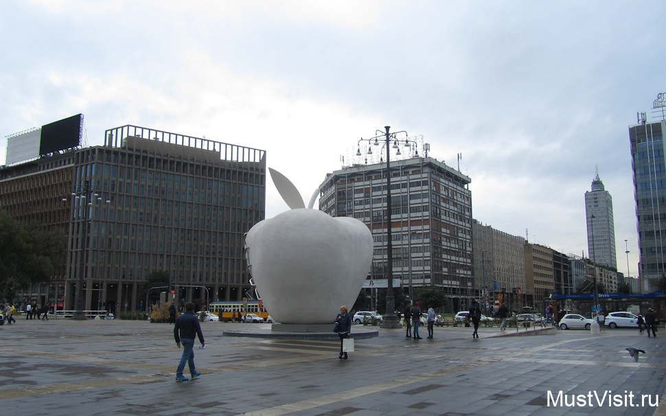 Инсталляцию «Яблоко» установлена  в Милане на площади Duca D'Aosta, рядом Центральным железнодорожным вокзалом.. 