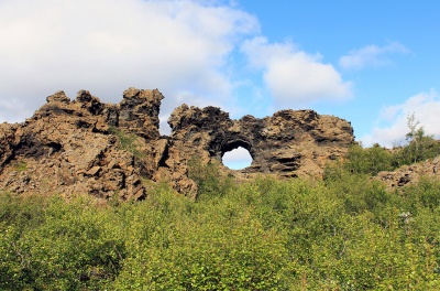 Природные арки в скалах на берегу озера Мюватн