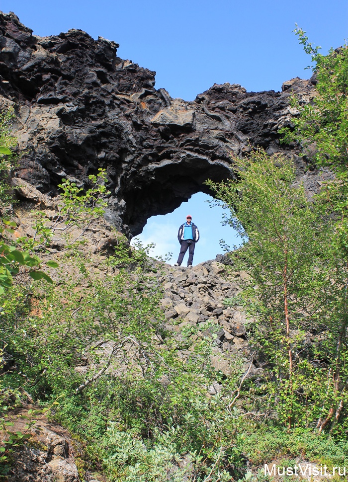 Природные арки в скалах на берегу озера Мюватн
