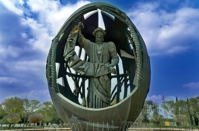 Рождение Нового Человека — скульптура работы Зураба Церетели