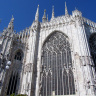 Миланский собор Дуомо, огромное витражное окно в апсиде собора.