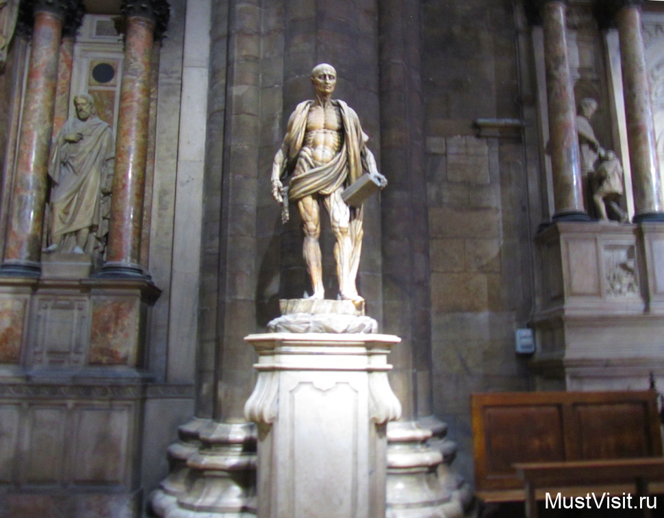 Миланский собор Дуомо, статуя Св. Апостола Варфоломея 