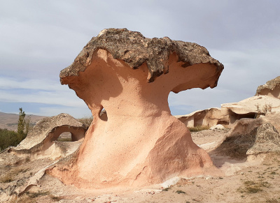 Каменный гриб в зоне Aciksaray (Каппадокия)