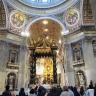 Киворий (балдахин) с витыми колоннами - шедевр Бернини. На заднем плане - кафедра св. Петра.