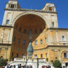 Ниша Бельведера и римский фонтан в форме шишки в Ватикане