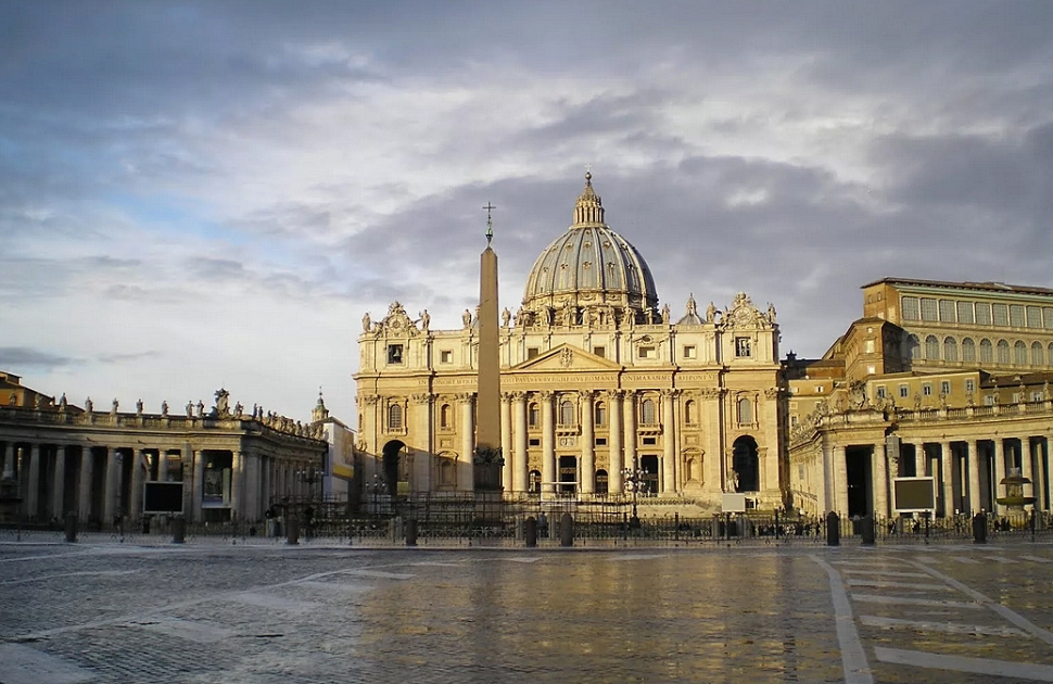 Собор и площадь с колоннадой Святого Петра в Риме