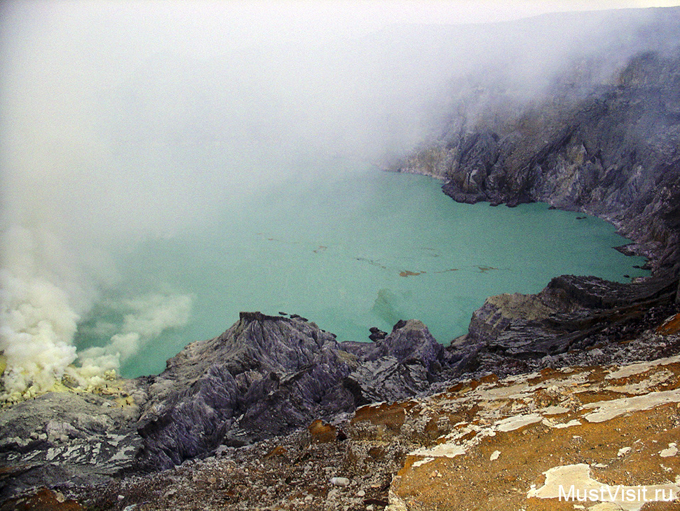 Вулкан и кратерное озеро Иджен
