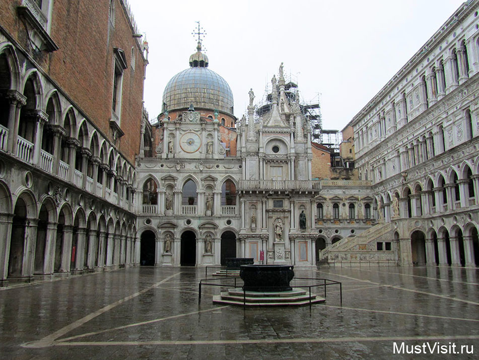 Внутренний двор дворца Дожей, на заднем плане - Собор Святого Марка в Венеции
